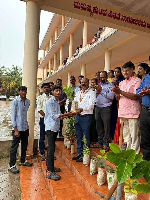 ಉಡುಪಿಯ ತೆಂಕನಿಡಿಯೂರು ಸಕಾರಿ ಪದವಿ ಕಾಲೇಜಿನಲ್ಲಿ ವಿಶ್ವ ಪರಿಸರ ದಿನ ಆಚರಿಸಲಾಯಿತು. ಪ್ರೊ. ನಿತ್ಯಾನಂದ ವಿ. ಗಾಂವ್ಕರ್​, ಡಾ. ಸೋಜನ್​ ಕೆ.ಜಿ., ಸುಷ್ಮಾ ಟಿ., ರುಖಿಯತ್​, ಡಾ. ವಿಷ್ಣುಮೂರ್ತಿ ಪ್ರಭು, ಪ್ರಸಾದ್​ ಎಚ್​.ಎಂ., ಡಾ. ಗಣೇಶಪ್ರಸಾದ್​ ಜಿ. ನಾಯಕ್​ ಇದ್ದರು.