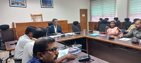 ಉಡುಪಿಯಲ್ಲಿ ಕಾರ್ಮಿಕ ಇಲಾಖೆ ಅಧಿಕಾರಿಗಳೊಂದಿಗೆ ಡಾ.ತಿಪ್ಪೇಸ್ವಾಮಿ ಸಭೆ ನಡೆಸಿದರು. ಕಮಲ್​ ಷಾ ಅಲ್ತಾಫ್​ ಅಹಮ್ಮದ್​, ಅಮೃತಾ, ನಾಗರತ್ನಾ ನಾಯಕ್​ ಇತರರಿದ್ದರು.
