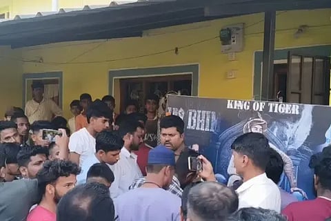 (Tippu) ಟಿಪ್ಪು ಸುಲ್ತಾನ್ ಬ್ಯಾನರ್ ಅಳವಡಿಸಿದ್ದ ಸ್ಥಳದಲ್ಲಿ ಜಮಾವಣೆಗೊಂಡಿದ್ದ ಹಿಂದುಪರ ಸಂಘಟನೆಗಳ ಕಾರ್ಯಕರ್ತರು ಮತ್ತು ಸಾರ್ವಜನಿಕರು. 