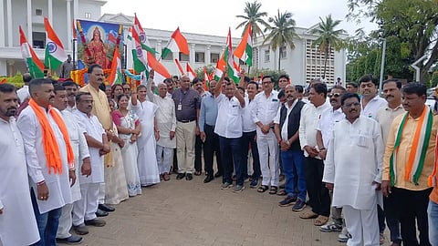 Yatra ಬಿಜೆಪಿ ವತಿಯಿಂದ ಹುಬ್ಬಳ್ಳಿಯಲ್ಲಿ ಆಯೋಜಿಸಿದ್ದ ತಿರಂಗಾ ಯಾತ್ರೆಗೆ ಉದ್ಯಮಿ ಶಂಕರಣ್ಣ ಮುನವಳ್ಳಿ ಚಾಲನೆ ನೀಡಿದರು.