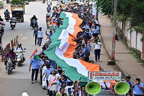tiranga rally ಹುಬ್ಬಳ್ಳಿಯಲ್ಲಿ ಬುಧವಾರ 150 ಅಡಿ ಉದ್ದದ ತ್ರಿವರ್ಣ ಧ್ವಜದೊಂದಿಗೆ ಅದ್ದೂರಿ ಪಥ ಸಂಚಲನ ಜರುಗಿತು.