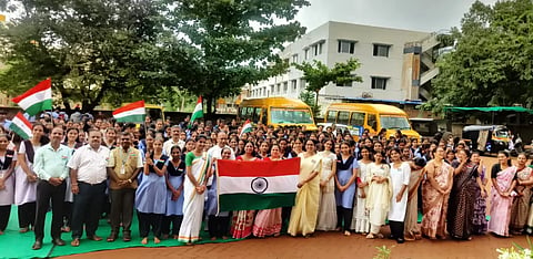 tiranga ಹುಬ್ಬಳ್ಳಿಯ ಚಿನ್ಮಯ ಸಮೂಹ ಸಂಸ್ಥೆಯಲ್ಲಿ ತಿರಂಗಾ ಸಪ್ತಾಹಕ್ಕೆ ಚಾಲನೆ ನೀಡಲಾಯಿತು.