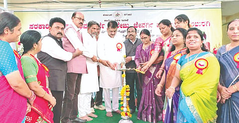 ಕಲಬುರಗಿಯ ಮಹಿಳಾ ಸರ್ಕಾರಿ ಪ್ರಥಮ ದರ್ಜೆ ಕಾಲೇಜಿನಲ್ಲಿ ಶುಕ್ರವಾರ ಹಮ್ಮಿಕೊಂಡಿದ್ದ ಬೀಳ್ಕೊಡುಗೆ ಸಮಾರಂಭವನ್ನು ಸರ್ಕಾರಿ ಪದವಿ ಕಾಲೇಜಿನ ಪ್ರಾಚಾಯೆರ್ ಡಾ.ಸವಿತಾ ತಿವಾರಿ ಉದ್ಘಾಟಿಸಿದರು. ಡಾ.ಪ್ರಕಾಶ ಮೋರಗೆ, ಡಾ.ಕಿಶೋರಸಿಂಗ್​, ಬಿ.ಎಸ್​.ಬಿರಾದಾರ, ರಾು ಮೈಲಾಪುರ, ಲಾಲ್​ ಅಹ್ಮದ್​ ಬಾಂಬೆ ಸೇಠ್​, ಧರ್ಮರಾಜ ಹೆರೂರ, ವಿದ್ಯಾ ಜೋಶಿ, ಡಾ.ಜ್ಯೋತಿ ಕೆ.ಎಸ್​, ಡಾ.ಪದ್ಮಣ್ಣಾ ರಾಸಣಗಿ, ಡಾ.ರೂಪಾಲಿ ರಾಠೋಡ್​ ಇದ್ದರು.