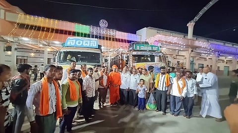 ಸಿದ್ದಗಂಗಾ ಮಠದ ಡಾ.ಶ್ರೀ ಶಿವಕುಮಾರ ಮಹಾಶಿವಯೋಗಿಗಳ ಜಯಂತಿ ಹಿನ್ನೆಲೆ ಶ್ರೀಮಠದ ದಾಸೋಹಕ್ಕೆ ಕೋಲಾರ ಜಿಲ್ಲೆ ಮುಳುಬಾಗಿಲು ಸುತ್ತಮುತ್ತಲಿನ ಗ್ರಾಮಸ್ಥರು 25ಟನ್​ ನಷ್ಟು ದವಸಧಾನ್ಯ, ಅಕ್ಕಿ, ಬೆಲ್ಲವನ್ನು ದೇಣಿಗೆ ರೂಪದಲ್ಲಿ ಸಲ್ಲಿಸಿರುವುದು. 