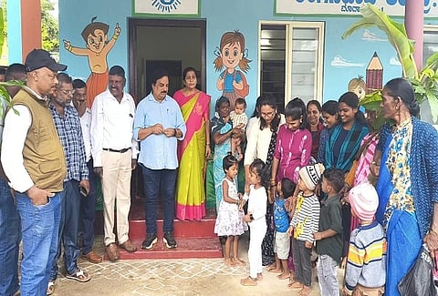 ಮಾದಾಪಟ್ಟಣ ಅಂಗನವಾಡಿ ಕೇಂದ್ರ-೧ ರ ಉದ್ಘಾಟನಾ ಕಾರ್ಯಕ್ರಮದಲ್ಲಿ ವಿ.ಪಿ.ಶಶಿಧರ್, ದಾಮೋದರ್, ರುಕ್ಮಿಣಿ ಇತರರಿದ್ದರು.