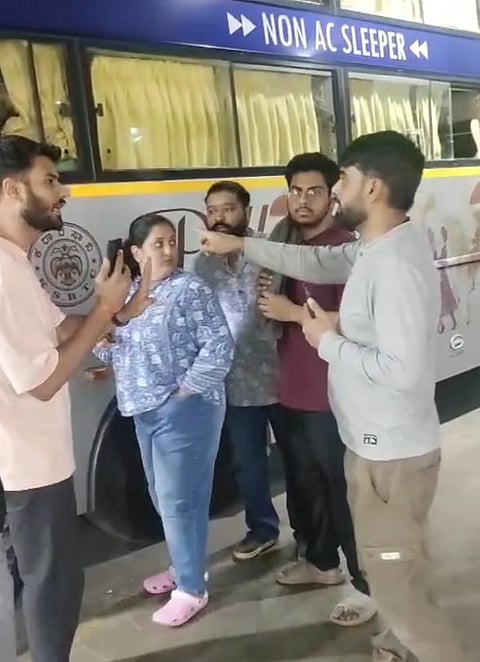 ಉಡುಪಿ ಕೆಎಸ್​ಆರ್​ಟಿಸಿ ಬಸ್​ ನಿಲ್ದಾಣದಲ್ಲಿ ದೂರದ ಊರಿನಿಂದ ಆಗಮಿಸಿದ ಪ್ರಯಾಣಿಕರ ಬಳಿ ಗಲಾಟೆ ಮಾಡಿ ಹೆಚ್ಚಿನ ಹಣ ಕೇಳಿ ಪಡೆಯುತ್ತಿರುವ ಸುಲಭ ಶೌಚಾಲಯದ ಸಿಬ್ಬಂದಿ.