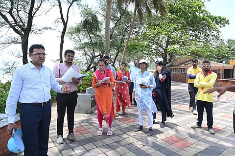 ಉಡುಪಿ ಜಿಲ್ಲೆಯ ವಿವಿಧ ಪ್ರವಾಸಿ ತಾಣ ಹಾಗೂ ಬೀಚ್​ಗಳಿಗೆ ಡಾ. ರಾಮ್​ಪ್ರಸಾತ್​ ಮನೋಹರ್​ ಭೇಟಿ ನೀಡಿ ಪರಿಶೀಲಿಸಿದರು. ಸೌಮ್ಯಾ ಬಾಪಟ್​, ವಿದ್ಯಾವತಿ, ಹೇಮಲತಾ ಹಾಗೂ ಇತರರಿದ್ದರು.