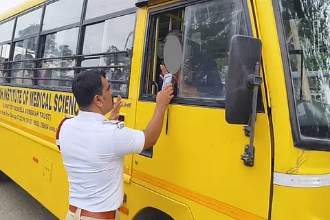 ಕುಡಿದು ವಾಹನ ಚಾಲನೆ ಮಾಡುತ್ತಿದ್ದ ಸಂಶಯದ ಮೇರೆಗೆ ಶಾಲಾ ವಾಹನದ ಚಾಲಕನ ತಪಾಸಣೆ ಮಾಡಿದ ಸಂಚಾರ ಠಾಣೆ ಇನ್‌ಸ್ಪೆಕ್ಟರ್ ದೇವರಾಜ್.