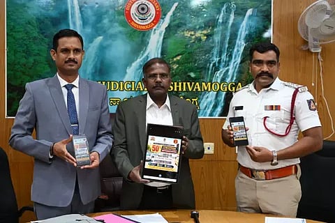 ಪ್ರಧಾನ ಜಿಲ್ಲಾ ಮತ್ತು ಸತ್ರ ನ್ಯಾಯಾಧೀಶ ಜಿ.ಎ.ಮಂಜುನಾಥ್ ಅವರು ಇ-ಚಲನ್ ದಂಡ ಪಾವತಿ ಕುರಿತಾದ ಡಿಜಿಟಲ್ ಬ್ಯಾನರ್ ಬಿಡುಗಡೆಗೊಳಿಸಿದರು. ಎಂ.ಎಸ್.ಸಂತೋಷ್, ದೇವರಾಜ್ ಇದ್ದರು.