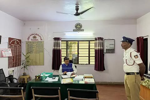 ಶಿವಮೊಗ್ಗ ನಗರದ ಪಶ್ಚಿಮ ಸಂಚಾರ ಪೊಲೀಸ್ ಠಾಣೆಗೆ ಹಿರಿಯ ಸಿವಿಲ್ ನ್ಯಾಯಾಧೀಶ ಎಂ.ಎಸ್.ಸಂತೋಷ್ ಭೇಟಿ ನೀಡಿ ಸಂಚಾರ ಈ ಚಲನ್ ಪ್ರಕರಣಗಳಲ್ಲಿ ಪಾವತಿಸಬೇಕಾದ ದಂಡದ ಮೊತ್ತದ ಪ್ರಗತಿ ಪರಿಶೀಲಿಸಿದರು. 