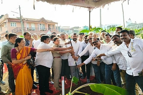ಕುಶಾಲನಗರ ಚಿಕ್ಕಣ್ಣ ಬಡಾವಣೆಯಲ್ಲಿ 2.04 ಕೋಟಿ ರೂ. ವೆಚ್ಚದಲ್ಲಿ ನಿರ್ಮಿಸಲು ಉದ್ದೇಶಿಸಿರುವ ಸಂಚಾರಿ ಪೊಲೀಸ್ ಠಾಣೆ ನೂತನ ಕಟ್ಟಡ ನಿರ್ಮಾಣ ಕಾಮಗಾರಿಗೆ ಶಾಸಕ ಡಾ. ಮಂತರ್ ಗೌಡ ಭೂಮಿಪೂಜೆ ನೆರವೇರಿಸಿದರು. ಅರುಣ್ ಮಾಚಯ್ಯ, ಆರ್.ಎನ್. ಬಿಂದುಮಣಿ, ವಿ.ಪಿ. ಶಶಿಧರ್, ಪ್ರಮೋದ್ ಮುತ್ತಪ್ಪ ಮತ್ತಿತರರು ಇದ್ದರು.