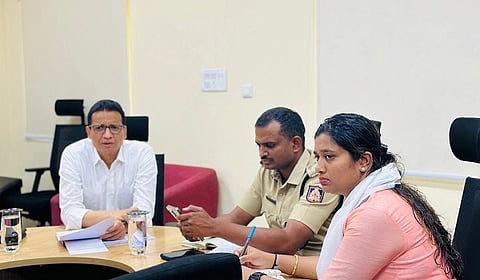 ತುಮಕೂರಿನಲ್ಲಿ ಟ್ರಾಫಿಕ್​ ಸಮಸ್ಯೆ ಹಿನ್ನೆಲೆ ನಗರ ಶಾಸಕ ಜಿ.ಬಿ.ಜ್ಯೋತಿಗಣೇಶ್​ ಪೊಲೀಸ್​ ಇಲಾಖೆ, ಪಾಲಿಕೆ  ಅಧಿಕಾರಿಗಳ ಜತೆ ಸಮನ್ವಯ ಸಭೆ ನಡೆಸಿದರು. ಕೆ.ವಿ.ಅಶೋಕ್​, ಬಿ.ಶುಭ ಇದ್ದರು. 