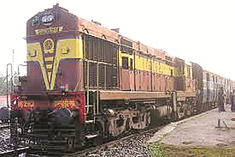 ಆಯತಪ್ಪಿ ಬಿದ್ದು ಪ್ರಯಾಣಿಕ ಮೃತ.
