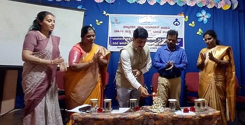 ಉಡುಪಿಯಲ್ಲಿ ವಿವಿಧ ಇಲಾಖೆಯ ಭಾಗೀದಾರರಿಗೆ ಆಯೋಜಿಸಿದ್ದ ಜಿಲ್ಲಾ ಮಟ್ಟದ ತರಬೇತಿ ಕಾರ್ಯಕ್ರಮವನ್ನು ನ್ಯಾ. ಮನು ಪಟೇಲ್​ ಬಿ.ವೈ. ಉದ್ಘಾಟಿಸಿದರು. ನಾಗರತ್ನಾ ನಾಯಕ್​, ಅನುರಾಧಾ ಹಾದಿಮನೆ, ಪ್ರೇಮಾನಂದ ಕಲ್ಮಾಡಿ, ಭಾನುಮತಿ ಉಪಸ್ಥಿತರಿದ್ದರು.