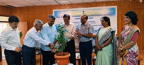 ತುಮಕೂರು ವಿವಿ ಪತ್ರಿಕೋದ್ಯಮ ಮತ್ತು ಸಮೂಹ ಸಂವಹನ ವಿಭಾಗ ಹಾಗೂ ರಾಷ್ಟ್ರೀಯ ಅನುವಾದ ಮಿಷನ್​, ಭಾರತೀಯ ಭಾಷೆಗಳ ಸಂಸ್ಥಾನ ಸಹಯೋಗದಲ್ಲಿ ಹಮ್ಮಿಕೊಂಡಿದ್ದ ಅನುವಾದ ಕೌಶಲಾಭಿವೃದ್ಧಿ ಕಾರ್ಯಾಗಾರವನ್ನು ಡಾ. ಬಿ. ಜನಾರ್ದನ ಭಟ್​ ಉದ್ಘಾಟಿಸಿದರು. ಡಾ. ಎಸ್​. ಪಿ. ಪದ್ಮಪ್ರಸಾದ್​, ಡಾ. ಎಚ್​. ಎಸ್​. ಮೋಹನ, ಡಾ. ಕೆ. ಜಿ. ಪರಶುರಾಮ, ಡಾ.ಕೆ.ವಿ.ಸಿಬಂತಿ ಪದ್ಮನಾಭ, ಡಾ. ಛಾಯಾದೇವಿ, ಡಾ. ಎಂ.ಮಂಗಳಾಗೌರಿ ಇದ್ದರು. 