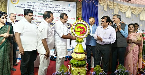 ಕುಮಟಾ ತಾಲೂಕಾಸ್ಪತ್ರೆ ಆವಾರದಲ್ಲಿ (Free Treatment)ನೂತನ ನಿರ್ಮಿತ ಟ್ರಾಮಾ ಸೆಂಟರ್ ಅನ್ನು ಆರೋಗ್ಯ ಸಚಿವ ಯು.ಟಿ. ಖಾದರ್ ಉದ್ಘಾಟಿಸಿದರು. ಶಾಸಕ ದಿನಕರ ಶೆಟ್ಟಿ, ಬಿಇಎಲ್ ನಿರ್ದೇಶಕ ರಜನೀಶ ಶರ್ಮಾ, ಸತೀಶ ನಾಯ್ಕ, ಸಂಜಯ ಅಗರ್ವಾಲ, ಶಾರದಾ ಶೆಟ್ಟಿ, ಡಾ. ಸಂಜಯ ದೊಡ್ಮನಿ, ಡಾ. ಗಣೇಶ ನಾಯ್ಕ ಇತರರಿದ್ದರು. 