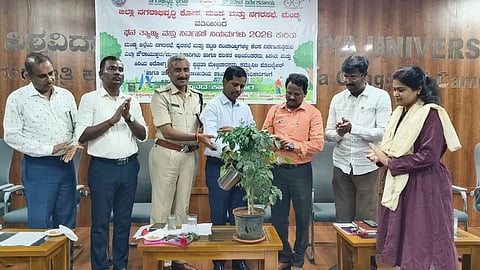 ಮಂಡ್ಯ ವಿಶ್ವವಿದ್ಯಾಲಯದಲ್ಲಿ ಆಯೋಜಿಸಿದ್ದ ತರಬೇತಿ ಕಾರ್ಯಾಗಾರವನ್ನು ಜಿಲ್ಲಾಧಿಕಾರಿ ಡಾ.ಕುಮಾರ  ಉದ್ಘಾಟಿಸಿದರು. 