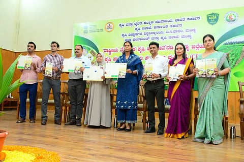 ಮಂಡ್ಯ ತಾಲೂಕು ವಿ.ಸಿ ಫಾರಂನಲ್ಲಿ ಆಯೋಜಿಸಿದ್ದ ಕಾರ್ಯಾಗಾರದಲ್ಲಿ ರಾಷ್ಟ್ರೀಯ ನೈಸರ್ಗಿಕ ಕೃಷಿ ಅಭಿಯಾನದ ಕರಪತ್ರವನ್ನು ಜಿಪಂ ಸಿಇಒ ಕೆ.ಆರ್.ನಂದಿನಿ ಬಿಡುಗಡೆ ಮಾಡಿದರು.