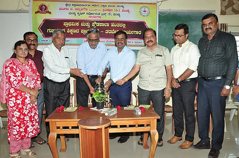 ಮಂಡ್ಯದಲ್ಲಿ ಆಯೋಜಿಸಿದ್ದ ತರಬೇತಿ ಕಾರ್ಯಾಗಾರವನ್ನು ರಾಷ್ಟ್ರ ಪ್ರಶಸ್ತಿ ಪುರಸ್ಕೃತ ಶಿಕ್ಷಕ ಕೆ.ಎಸ್.ಮಧುಸೂದನ್ ಗಿಡಕ್ಕೆ ನೀರೆರೆಯುವ ಮೂಲಕ ಉದ್ಘಾಟಿಸಿದರು. 