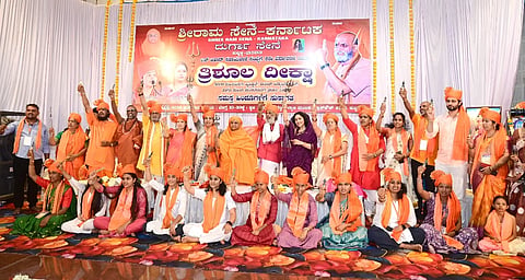 Hinduism ಹುಬ್ಬಳ್ಳಿಯಲ್ಲಿ ಏರ್ಪಡಿಸಿದ್ದ ತ್ರಿಶೂಲ ದೀಕ್ಷಾ ಕಾರ್ಯಕ್ರಮದಲ್ಲಿ ದೀಕ್ಷೆ ಪಡೆದ ಮಹಿಳೆಯರೊಂದಿಗೆ ಸನಾತನ ಧರ್ಮದ ಪ್ರಚಾರಕಿ ಮೀನಾಕ್ಷಿ ಶೇರಾವತ್, ಭವ್ಯಾ ಗೌಡ, ಶ್ರೀ ಮಾತಾಜಿ ತೇಜೋಮಯಿ, ಪ್ರಮೋದ ಮುತಾಲಿಕ ಹಾಗೂ ಇತರರಿದ್ದರು.