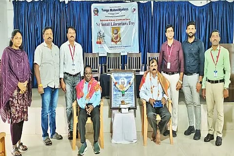 ತೀರ್ಥಹಳ್ಳಿ ತುಂಗಾ ಮಹಾವಿದ್ಯಾಲಯದಲ್ಲಿ ಆಯೋಜಿಸಿದ್ದ ಗ್ರಂಥಾಲಯ ದಿನಾಚರಣೆಯಲ್ಲಿ ಅತ್ಯುತ್ತಮ ಗ್ರಂಥಾಲಯ ಬಳಕೆದಾರರನ್ನು ಗೌರವಿಸಲಾಯಿತು. ಪ್ರೊ. ವೈ.ಎ.ಸುರೇಶ್, ಡಾ. ಆರ್.ಕುಮಾರಸ್ವಾಮಿ, ಡಾ. ಎಂ.ನಾಗರಾಜು, ಡಾ. ಕೆ.ಆರ್.ಪೃಥ್ವಿರಾಜ್ ಇತರರಿದ್ದರು.
