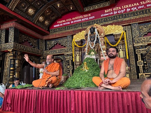 ಉಡುಪಿಯ ರಾಜಾಂಗಣದಲ್ಲಿ ನಡೆದ ಕೋಟಿ ತುಳಸಿ ಅರ್ಚನೆ ಕಾರ್ಯಕ್ರಮದಲ್ಲಿ ಸುಗುಣೇಂದ್ರ ಶ್ರೀ ಆಶೀರ್ವಚನ ನೀಡಿದರು. ಸುಶ್ರೀಂದ್ರ ಶ್ರೀ ಇದ್ದರು.