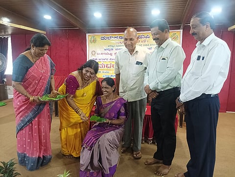 ಉಡುಪಿಯಲ್ಲಿ ತುಳುಕೂಟ ಆಯೋಜಿಸಿದ್ದ 'ಮದರೆಂಗಿದ ರಂಗ್​' ಕಾರ್ಯಕ್ರಮವನ್ನು ಅತಿಥಿ ಶೋಭಾ ಅವರಿಗೆ ಮದರಂಗಿ ಹಚ್ಚುವ ಮೂಲಕ ಜಯಲಕ್ಷ್ಮೀ ಅಮೀನ್​ ಉದ್ಘಾಟಿಸಿದರು. ಪ್ರವಿಣ್​ ಪೂಜಾರಿ, ಭುವನ ಪ್ರಸಾದ್​ ಹೆಗ್ಡೆ, ಸುಕನ್ಯಾ ಶೇಖರ್​ ಇದ್ದರು.