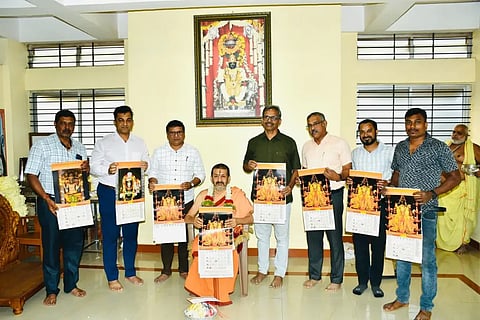 ಗ್ಲೋಬಲ್ ಮೀಡಿಯಾದ 2026 ರ ತುಳುನಾಡು (Tulu Nadu) ಪಂಚಾಂಗ ಕ್ಯಾಲೆಂಡರ್ ಅನ್ನು </p><p>ಉಡುಪಿಯ ಫಲಿಮಾರು ಮಠಾಧೀಶರಾದ ಶ್ರೀ ಶ್ರೀ ವಿದ್ಯಾಧೀೕಶತೀರ್ಥ ಶ್ರೀಪಾದಂಗಳವರು ಬಿಡುಗಡೆ ಮಾಡಿದರು. ಅನಂತ ಪದ್ಮನಾಭ ಐತಾಳ, ದಿನೇಶ ಶೆಟ್ಟಿ, ಸತೀಶ ರಾವ್ ಹಾಗೂ ಇತರರಿದ್ದರು. 