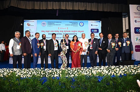 ತುಮಕೂರಿನಲ್ಲಿ ನಡೆದ  ವಾಣಿಜ್ಯ ಮತ್ತು ಕೈಗಾರಿಕೆ ಸಂಘ ಸಂಸ್ಥೆಗಳ ಸಮ್ಮೇಳನವನ್ನು ಕೇಂದ್ರ ಸಚಿವ ವಿ.ಸೋಮಣ್ಣ ಉದ್ಘಾಟಿಸಿದರು. ಶಾಸಕ ಜ್ಯೋತಿ ಗಣೇಶ್, ಎ್ಕೆಸಿಸಿಐ ಅಧ್ಯಕ್ಷೆ ಉಮಾ ರೆಡ್ಡಿ ಮತ್ತಿತರರಿದ್ದರು. 