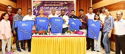  ತುಮಕೂರು ಲೇಕ್​ ರನ್​ 2026 ಟೀಶರ್ಟ್​ ಅನ್ನು ಎನ್​.ಎಸ್​.ಜಯಕುಮಾರ್​ ಬಿಡುಗಡೆಗೊಳಿಸಿದರು. ಪ್ರೊ.ಸಿ.ಎಂ.ರವಿ, ಎ.ಎಸ್​.ಕಾಂತರಾಜು, ಶ್ರೀನಿವಾಸ್​ ದಿವಾಕರ್​, ಸತೀಶ್​ ಕೆ.ಮಲ್ಲಣ್ಣ, ಮಂಜುನಾಥ್​ ಮತ್ತಿತರರು ಇದ್ದರು. 
