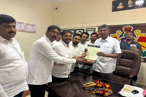 ಮಹಾನಗರ ಪಾಲಿಕೆ ಮಾಜಿ ಸದಸ್ಯ ಎಚ್.ಸಿ.ಯೋಗೇಶ್ ನೇತೃತ್ವದಲ್ಲಿ ಕಾಂಗ್ರೆಸ್ ಮುಖಂಡರು ಬೆಂಗಳೂರಿನಲ್ಲಿ ಸಚಿವ ಸತೀಶ್ ಜಾರಕಿಹೊಳಿ ಅವರಿಗೆ ಮನವಿ ಸಲ್ಲಿಸಿದರು. ಎಂ.ಎಸ್.ಶಿವಕುಮಾರ್, ಕಲೀಂ ಪಾಷಾ, ಮುನಾರ್ ಪಾಷಾ, ಮಧುಸೂದನ್ ಇದ್ದರು.