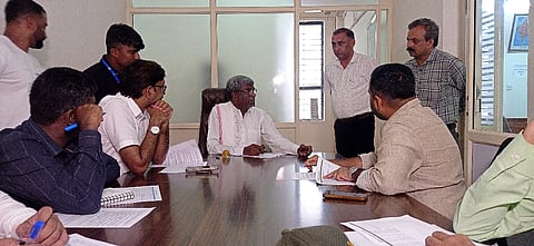 ಉಡುಪಿಯ ಸಂಸದರ ಕಚೇರಿಯಲ್ಲಿ ಎನ್​ಎಚ್​ ಅಧಿಕಾರಿಗಳೊಂದಿಗೆ ಕೋಟ ಶ್ರೀನಿವಾಸ ಪೂಜಾರಿ ಸಭೆ ನಡೆಸಿದರು. ಅಬ್ದುಲ್​ ಜಾವೇದ್​ ಅಜ್ಮಿ, ಅಲೋಕ್​ ಎಂ., ಎನ್​.ಆರ್​. ಗೋಸ್ವಾಮಿ, ವಿಘ್ನೇಶ್​ ಇತರರಿದ್ದರು.