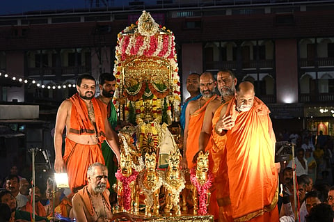 ಉಡುಪಿ ಶ್ರೀಕೃಷ್ಣ ಮಠದ ಮುಖ್ಯ ದ್ವಾರದ ರಥಬೀದಿಯಲ್ಲಿ ಸ್ವರ್ಣ ಲೇಪಿತ 'ಪಾರ್ಥ ಸಾರಥಿ' ರಥದಲ್ಲಿ ಶ್ರೀಕೃಷ್ಣನ ಉತ್ಸವ ಮೂರ್ತಿಯನ್ನಿಡುವ ಮೂಲಕ ಅದಮಾರು ಮಠದ ವಿಶ್ವಪ್ರಿಯ ತೀರ್ಥರ ಶ್ರೀಪಾದರು ಪ್ರಥಮ ರಥೋತ್ಸವಕ್ಕೆ ಚಾಲನೆ ನೀಡಿದರು. ಪರ್ಯಾಯ ಸುಗುಣೇಂದ್ರ ಶ್ರೀ ಹಾಗೂ ಸುಶ್ರೀಂದ್ರ ಶ್ರೀ, ಮಂತ್ರಾಲಯದ ಸುಬುಧೇಂದ್ರ ಶ್ರೀ, ಕುಕ್ಕೆ ಸುಬ್ರಹ್ಮಣ್ಯದ ವಿದ್ಯಾಪ್ರಸನ್ನ ಶ್ರೀ ಉಪಸ್ಥಿತರಿದ್ದರು.
