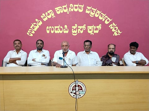 ಉಡುಪಿಯ ಪತ್ರಿಕಾ ಭವನದಲ್ಲಿ ನಡೆದ ಸುದ್ದಿಗೋಷ್ಠಿಯಲ್ಲಿ ಹಾಜಿ ಕೆ. ಅಬುಬಕ್ಕರ್​ ಮಾತನಾಡಿದರು. ಎಂ.ಪೀರು ಸಾಹೇಬ್​, ಚಾರ್ಲ್ಸ್​ ಅಂಬ್ಲರ್​, ರಿಯಾಜ್​ ಪಳ್ಳಿ, ಅನ್ಸಾರ್​ ಅಹಮ್ಮದ್​, ಆರೀಫ್ ಉಡುಪಿ, ರಫೀಕ್​ ದೊಡ್ಡನಗುಡ್ಡೆ ಇದ್ದರು.