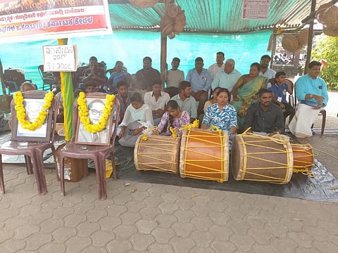 ಕೊರಗ ಸಮುದಾಯದ ಯುವ ಜನತೆಗೆ ನೇರ ನೇಮಕಾತಿ ಮೂಲಕ ಸರ್ಕಾರಿ ಉದ್ಯೋಗ ನೀಡುವಂತೆ ಆಗ್ರಹಿಸಿ ಉಡುಪಿ ಡಿಸಿ ಕಚೇರಿಯ ಬಳಿ ಕೊರಗ ಸಮುದಾಯದವರು 20ನೇ ದಿನ ಧರಣಿ ಮುಂದುವರಿಸಿದರು. ಸುಶೀಲಾ ನಾಡ, ದಿವ್ಯಾ, ಕೆ. ಪುತ್ರನ್​ ಹೆಬ್ರಿ, ಸಂಜೀವ್​ ಬಿ., ಶೇಖರ್​, ದಿನಕರ್​ ಕೆಂಜೂರು, ದೀಪಾ, ಪ್ರವೀಣ್​ ಇತರರಿದ್ದರು.