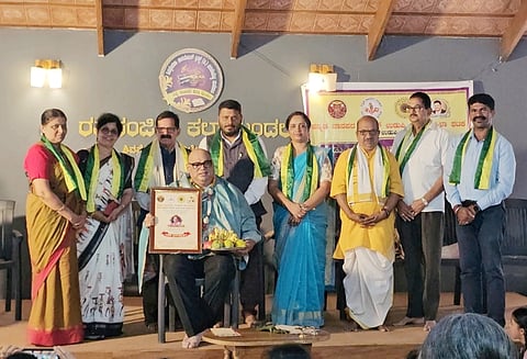 ಉಡುಪಿ ಜಿಲ್ಲಾ ಕಜಾಪ ಮಹಿಳಾ ಘಟಕ ಉದ್ಘಾಟನಾ ಕಾರ್ಯಕ್ರಮದಲ್ಲಿ ಮಹೇಶ್​ ಠಾಕೂರ್​ ಅವರಿಗೆ 'ಜಾನಪದ ಪ್ರಚಂಡ' ಪ್ರಶಸ್ತಿ ನೀಡಲಾಯಿತು. ಡಾ. ಜಾನಪದ ಎಸ್​. ಬಾಲಾಜಿ, ಡಾ. ಭಾರತಿ ಮರವಂತೆ, ಪೂರ್ಣಿಮಾ, ಉಷಾ ಹೆಬ್ಬಾರ್​, ಡಾ. ಗಣನಾಥ್​ ಶೆಟ್ಟಿ ಎಕ್ಕಾರು, ನಾಗರಾಜ್​ ಆಚಾರ್ಯ, ರಾಘವೇಂದ್ರ ಪ್ರಭು ಕರ್ವಾಲು ಇದ್ದರು.