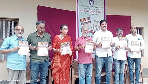 ಉದ್ಯಾವರದಲ್ಲಿ ಫ್ರೆಂಡ್ಸ್​ ಸರ್ಕಲ್​ನ 'ಯುಎಫ್​ಸಿ ಮಾತುಕತೆ' ಸಂಚಿಕೆಯನ್ನು ರೋಯ್ಸ್​ ಮಾರ್ವಿನ್​ ಫೆರ್ನಾಂಡಿಸ್​ ಬಿಡುಗಡೆ ಮಾಡಿದರು. ಉದ್ಯಾವರ ನಾಗೇಶಕುಮಾರ್​, ರಿಯಾಝ್​ ಪಳ್ಳಿ, ಚಂದ್ರಾವತಿ ಎಸ್​. ಭಂಡಾರಿ, ಶರತ್​ ಕುಮಾರ್​, ಯು.ಪದ್ಮನಾಭ ಕಾಮತ್​, ಗಿರೀಶ್​ ಗುಡ್ಡೆಯಂಗಡಿ ಇದ್ದರು.
