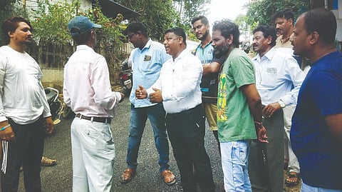 ದಾಂಡೇಲಿಯ ಮಾರುತಿನಗರದಲ್ಲಿ ನಡೆಯುತ್ತಿರುವ ರಸ್ತೆ ಕಾಮಗಾರಿಯನ್ನು ಸ್ಥಳೀಯರು ಪ್ರತಿಭಟನೆ ನಡೆಸಿ ತಡೆಹಿಡಿದರು.  ವಕೀಲ ವಿಶ್ವನಾಥ ಜಾಧವ, ಸ್ಥಳಿಯರು ಹಾಗೂ ನಗರಸಭೆ ಅಧಿಕರಿಗಳು ಉಪಸ್ಥಿತರಿದ್ದರು.