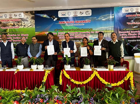 ಭೂಗೋಳಶಾಸದ ಹೆಚ್ಚಿನ ಅಧ್ಯಯನಕ್ಕಾಗಿ ಬೆಂಗಳೂರು ವಿಶ್ವವಿದ್ಯಾಲಯವು ಕರ್ನಾಟಕ ರಾಜ್ಯ ದೂರಸಂವೇದಿ ಅನ್ವಯಿಕೆ ಕೇಂದ್ರದೊಂದಿಗೆ ಒಡಂಬಡಿಕೆ ಮಾಡಿಕೊಂಡಿತು. ಕುಲಪತಿ ಡಾ.ಎಸ್.ಎಂ. ಜಯಕರ, ಕುಲಸಚಿವೆ ಕೆ.ಟಿ. ಶಾಂತಲಾ, ಡಾ.ಬಿ.ಎಸ್.ದಯಾಸಾಗರ್, ಡಾ.ರಾಜೇಶ್ ಮತ್ತಿತರರಿದ್ದರು. 