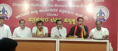 step mother ಉತ್ತರ ಕರ್ನಾಟಕ ಹೋರಾಟ ಸಮಿತಿ ಪ್ರಧಾನ ಕಾರ್ಯದರ್ಶಿ ನಾಗೇಶ ಗೋಲಶೆಟ್ಟಿ ಮಾತನಾಡಿದರು.
