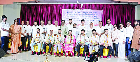 ಸೌಹಾರ್ದ ದೀಪಾವಳಿ ಸಂಗಮದಲ್ಲಿ 2025ನೇ ಸಾಲಿನ ದ.ಕ. ಜಿಲ್ಲಾ ರಾಜೋತ್ಸವ ಪುರಸ್ಕೃತರನ್ನು ಅಭಿನಂದಿಸಲಾಯಿತು. 