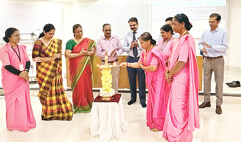 ದೇರಳಕಟ್ಟೆ ಜಸ್ಟಿಸ್ ಕೆ.ಎಸ್.ಹೆಗ್ಡೆ ಆಸ್ಪತ್ರೆ ವತಿಯಿಂದ ಬುಧವಾರ ಆಸ್ಪತ್ರೆ ಚಿಂತನಾ ಸಭಾಂಗಣದಲ್ಲಿ ಆಶಾ ಕಾರ್ಯಕರ್ತೆಯರ ಸಬಲೀಕರಣ ಕಾರ್ಯಕ್ರಮ ಉದ್ಘಾಟನೆಗೊಂಡಿತು. ಜಿಲ್ಲಾ ಆರೋಗ್ಯಾಧಿಕಾರಿ ಡಾ.ತಿಮ್ಮಯ್ಯ, ಕ್ಷೇಮ ಡೀನ್ ಡಾ.ಸಂದೀಪ್ ರೈ, ಕ್ಷೇಮ ಆಸ್ಪತ್ರೆ ವೈದ್ಯಕೀಯ ಅಧೀಕ್ಷಕಿ ಡಾ.ಸುಮಲತಾ ಆರ್.ಶೆಟ್ಟಿ ಮತ್ತಿತರರು ಉಪಸ್ಥಿತರಿದ್ದರು.