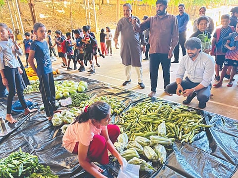  ಶಾರದಾ ವಿದ್ಯಾನಿಕೇತನ ಪಬ್ಲಿಕ್ ಶಾಲೆಯಲ್ಲಿ ವಿದ್ಯಾರ್ಥಿಗಳು ನಡೆಸಿದ ತರಕಾರಿ ಮಾರಾಟದ ಸಂದರ್ಭ ಸಂಸ್ಥೆ ಅಧ್ಯಕ್ಷ ಡಾ.ಎಂ.ಬಿ.ಪುರಾಣಿಕ್, ನಿರ್ದೇಶಕ ಸಮೀರ್ ಪುರಾಣಿಕ್ ಮೊದಲಾದವರು ಉಪಸ್ಥಿತರಿದ್ದರು.