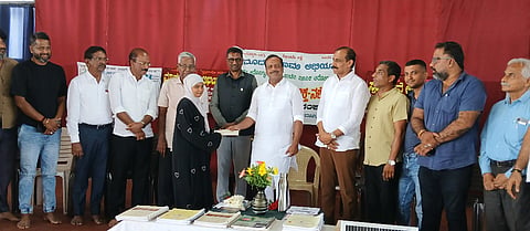 ಸ್ವಚ್ಛತಾ ಸಂವಾದ ಕಾರ್ಯಕ್ರಮದಲ್ಲಿ ವಿಧಾನಸಭೆ ಸ್ಪೀಕರ್ ಯು.ಟಿ.ಖಾದರ್ ನೆರವಿನ ಚೆಕ್ ಹಸ್ತಾಂತರಿಸಿದರು. ಮಂಗಳೂರು ವಿವಿ ಕುಲಪತಿ ಪ್ರೊ.ಪಿ.ಎಲ್.ಧರ್ಮ, ಬಾಳೆಪುಣಿ ಜನಜೀವನ ಗೌರವಾಧ್ಯಕ್ಷ ರಮೇಶ ಶೇಣವ, ಅಧ್ಯಕ್ಷ ರಾಧಾಕೃಷ್ಣ ರೈ ಉಮಿಯ, ನಡುಪದವು ಮಸೀದಿ ಅಧ್ಯಕ್ಷ ನಾಸೀರ್ ನಡುಪದವು ಮತ್ತಿತರರು ಉಪಸ್ಥಿತರಿದ್ದರು.  