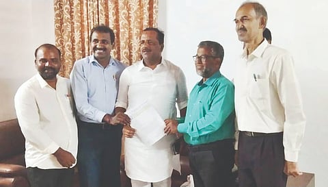 ಶಿಕ್ಷಕರ ಸಂಘದಿಂದ ಸ್ಪೀಕರ್ ಯು.ಟಿ.ಖಾದರ್ ಅವರಿಗೆ ಮನವಿ ಸಲ್ಲಿಸಲಾಯಿತು. ಕೆಎಂಕೆ ಮಂಜನಾಡಿ, ತ್ಯಾಗಂ ಹರೇಕಳ, ಡಾ.ಮಂಜುಳಾ ಶೆಟ್ಟಿ, ಶಿವಕುಮಾರ್ ಇದ್ದರು.  