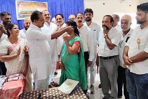   ಫಲಾನುಭವಿಗಳಿಗೆ ಉಚಿತ ಕನ್ನಡಕವನ್ನು ಆರೋಗ್ಯ ಸಚಿವ ಯು.ಟಿ. ಖಾದರ್ ಫರೀದ್ ವಿತರಿಸಿದರು. ಪ್ರಮುಖರಾದ ದೇವದಾಸ್ ಭಂಡಾರಿ, ರಮೇಶ್ ಶೆಟ್ಟಿ ಬೋಳಿಯಾರ್, ಮಮತಾ ಗಟ್ಟಿ ಮೊದಲಾದವರಿದ್ದರು.  