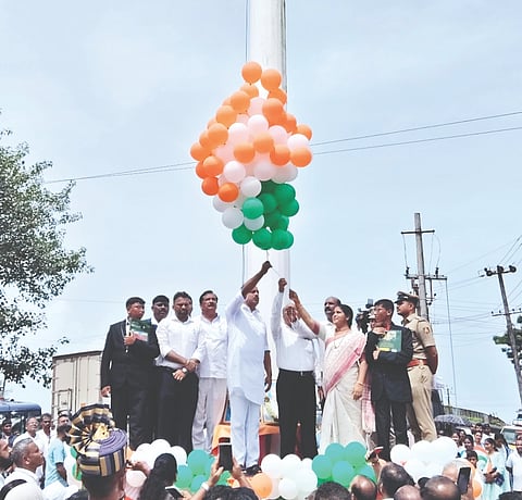  ಸಚಿವ ಯು.ಟಿ.ಖಾದರ್ ಧ್ವಜಾರೋಹಣಗೈದು ಬಲೂನ್ ಹಾರಿಸಿದರು. ಪೌರಾಯುಕ್ತ ಸಂತೋಷ್ ಎಸ್.ಡಿ., ಗ್ಯಾರಂಟಿ ಸಮಿತಿ ಜಿಲ್ಲಾ ಉಪಾಧ್ಯಕ್ಷೆ ಸುರೇಖಾ ಚಂದ್ರಹಾಸ್, ನಗರಸಭೆಯ ಕಂದಾಯಾಧಿಕಾರಿ ನವೀನ್ ಹೆಗ್ಡೆ ಇನ್ನಿತರರು ಉಪಸ್ಥಿತರಿದ್ದರು.