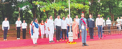  ತಲಪಾಡಿ ದೇವಿನಗರ ಶಾರದಾ ವಿದ್ಯಾನಿಕೇತನದಲ್ಲಿ ನಡೆದ ಸ್ವಾತಂತ್ರೃ ದಿನದ ಕಾರ್ಯಕ್ರಮದಲ್ಲಿ ಡಾ.ಎಂ.ಬಿ.ಪುರಾಣಿಕ್ ಧ್ವಜಾರೋಹಣಗೈದರು. ಪ್ರಮುಖರಾದ ಹರೀಶ್ ಗಟ್ಟಿ,  ಪ್ರಕಾಶ್ ಪಾಟೀಲ್, ಅಶೋಕ್ ಬಡೂರ್ ಮತ್ತಿತರರಿದ್ದರು.