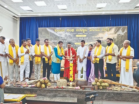  ‘ಆಟಿದ ಐಸಿರೊ’ ಸಭಾ ಕಾರ್ಯಕ್ರಮವನ್ನು ಪರಮಪೂಜ್ಯ ಶ್ರೀ ವಿದ್ಯಾವಾಚಸ್ಪತಿ ಡಾ.ವಿಶ್ವ ಸಂತೋಷ ಭಾರತಿ ಸ್ವಾಮೀಜಿ ಉದ್ಘಾಟಿಸಿದರು. ಬಂಟರ ಸಂಘ ವಲಯಾಧ್ಯಕ್ಷ ರವೀಂದ್ರ ರೈ ಕಲ್ಲಿಮಾರ್, ಮುಂಬಯಿಯ ವಿಶ್ವಾತ್ ಕೆಮಿಕಲ್ಸ್ ಅಧ್ಯಕ್ಷ ಬಿ.ವಿವೇಕ್ ಶೆಟ್ಟಿ ಬೊಲ್ಯಗುತ್ತು, ಉಪನ್ಯಾಸಕಿ ಚಿತ್ರಾ ಪಿ.ಶೆಟ್ಟಿ ಮತ್ತಿತರರು ಉಪಸ್ಥಿತರಿದ್ದರು.