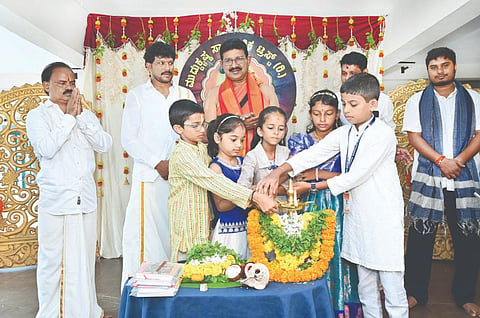  ಮಕ್ಕಳ ಮೊದಲ ಹಂತದ ಸಾಂಸ್ಕೃತಿಕ ಸ್ಪರ್ಧೆಗಳನ್ನು ಪುಟಾಣಿಗಳಾದ ಪ್ರಾಧ್ಯಾ ಬಜ್ಪೆ, ಆದಿತ್ಯರಾಜ್ ಭಟ್, ತ್ರಿಷಿಕಾ, ಅಭಿಷ್ಟ ಕೃಷ್ಣ, ಅಗಮ್ಯ ಉದ್ಘಾಟಿಸಿದರು. ವಿದ್ವಾನ್ ಕೆ.ವಿ.ರಮಣಾಚಾರ್ಯ, ಮುದ್ದುಕೃಷ್ಣ ಸಾಂಸ್ಕೃತಿಕ ಟ್ರಸ್ಟ್ ಅಧ್ಯಕ್ಷ ಚಂದ್ರಕಾಂತ್ ತೊಕ್ಕೊಟ್ಟು, ಉಪಾಧ್ಯಕ್ಷ ಸತೀಶ್ ದೀಪಂ ಮೊದಲಾದವರಿದ್ದರು.  